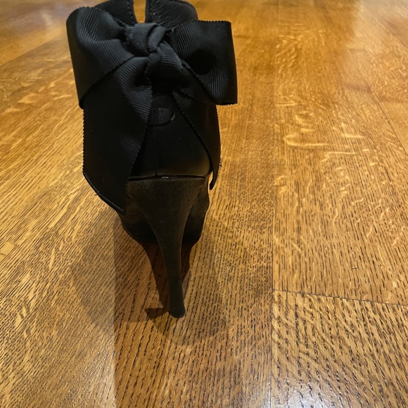 Vera Wang- peep toe heels with bow in back Size 7 - Picture 7 of 13